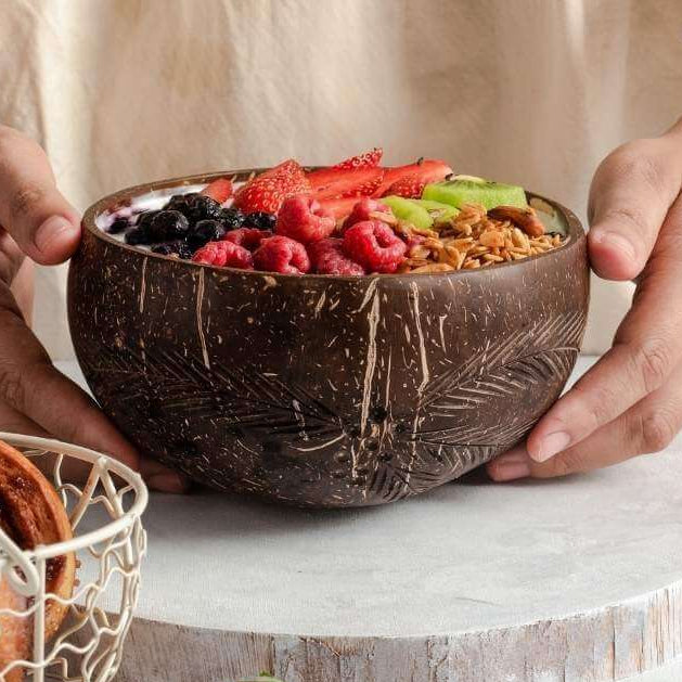 Bol en coque de coco sculptée, motif feuilles rempli d’un poké bowl, ambiance chaleureuse et artisanale Maison Moka