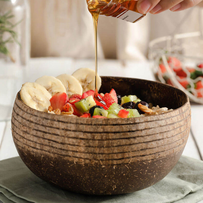 Bol en noix de coco utilisé pour un repas équilibré