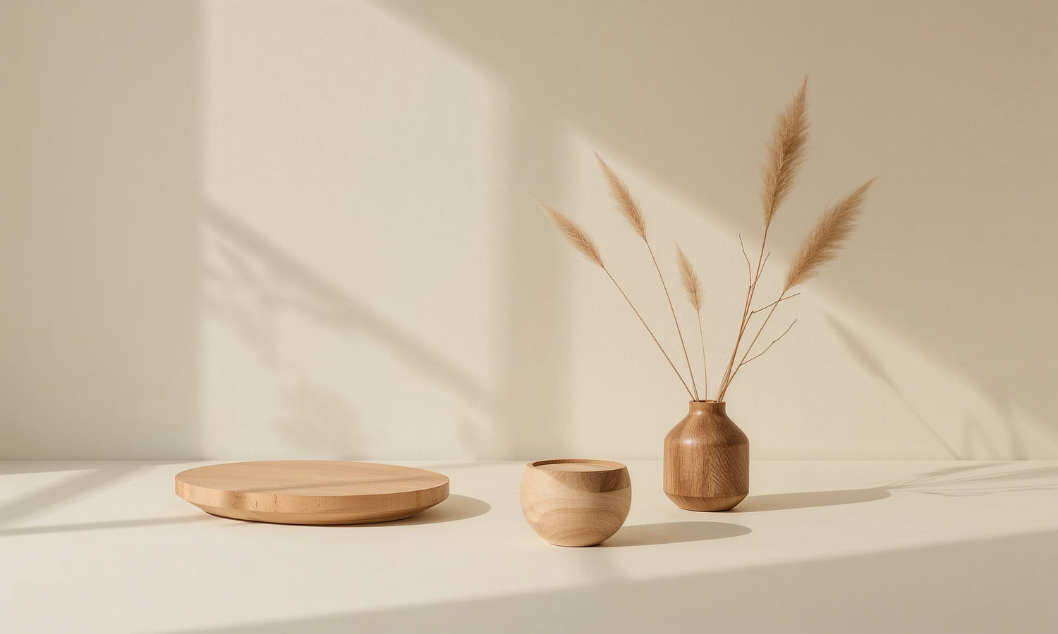 Décor minimaliste avec accessoires en bois naturel dans une lumière douce – Collection Bois & Matières Vivantes Maison Moka