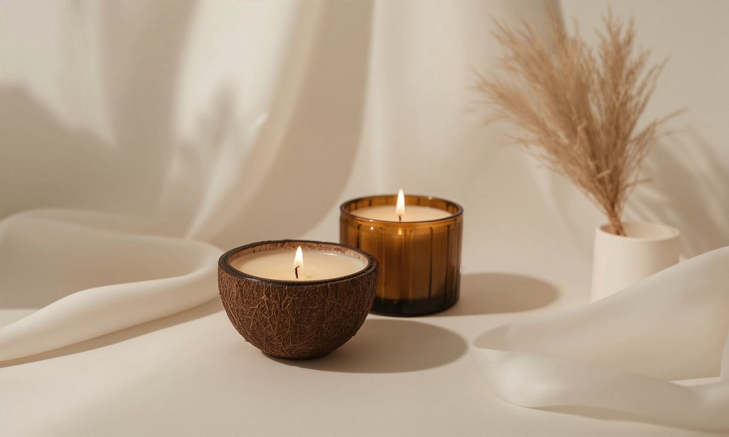 Bougies artisanales en noix de coco et verre ambré dans une ambiance douce et chaleureuse – Collection Bougies Naturelles Maison Moka