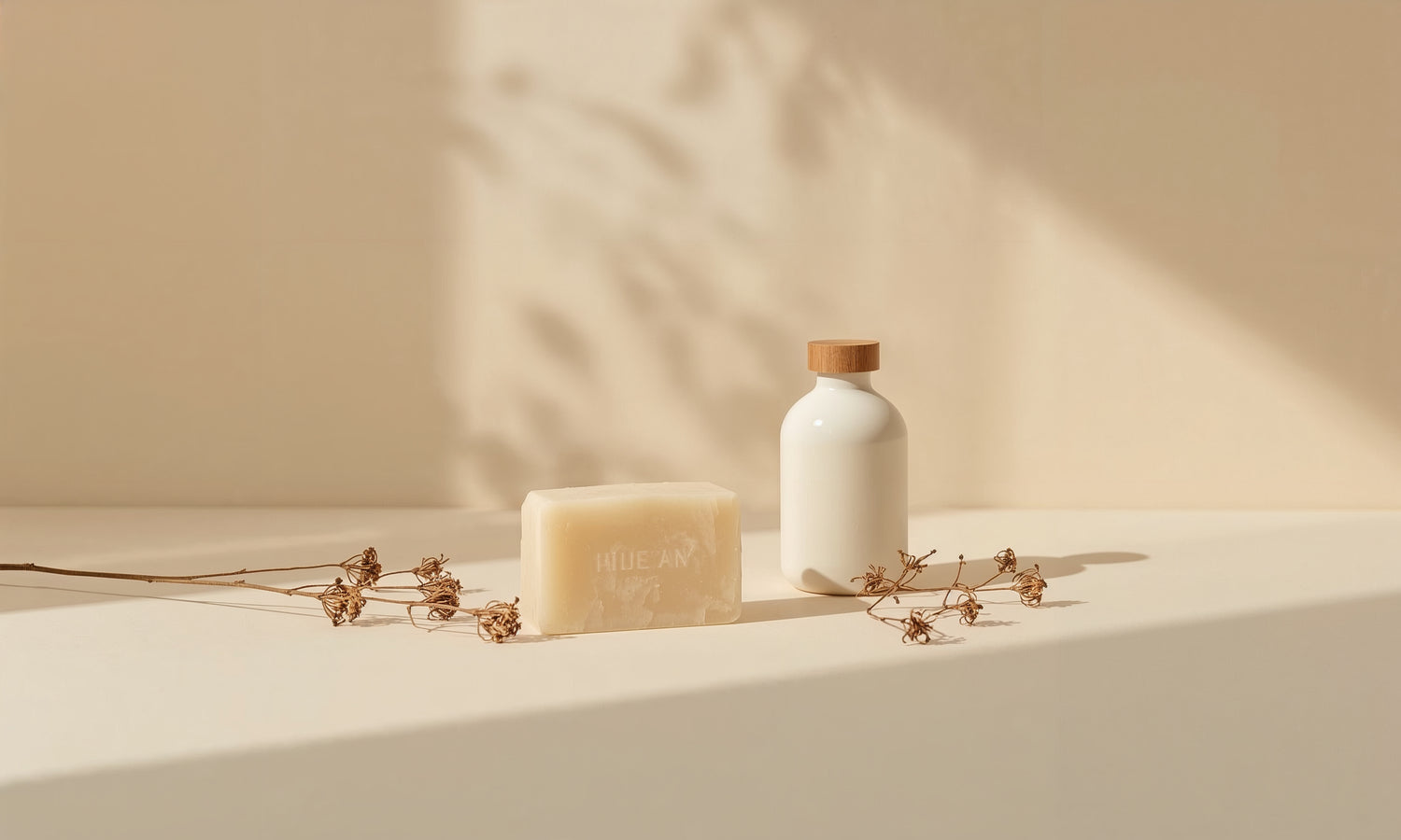 Savon naturel et flacon minimaliste dans une scène épurée beige – Collection Rituels de Soin Naturel Maison Moka