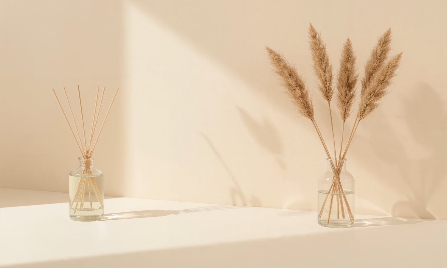 Diffuseur de parfum en verre transparent et tiges de pampa dans une ambiance lumineuse apaisante – Collection Parfums d’Intérieur Maison Moka