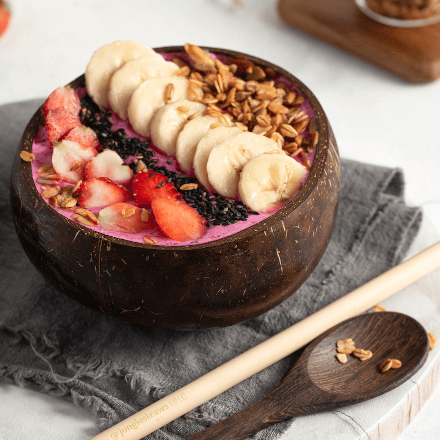 Bol coco artisanal rempli de fruits sur un lit de fromage frais