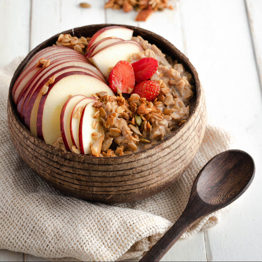 Bol en coque de coco sculptée, motif cosmos, rempli d’un smoothie bowl, présentation naturelle et moderne Maison Moka