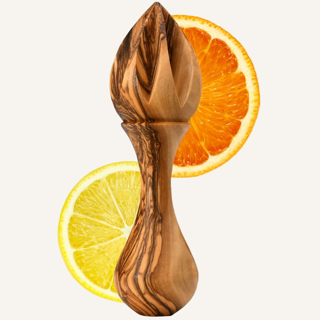 Presse-agrumes artisanal en bois d'olivier avec tranches d'orange et de citron en arrière-plan