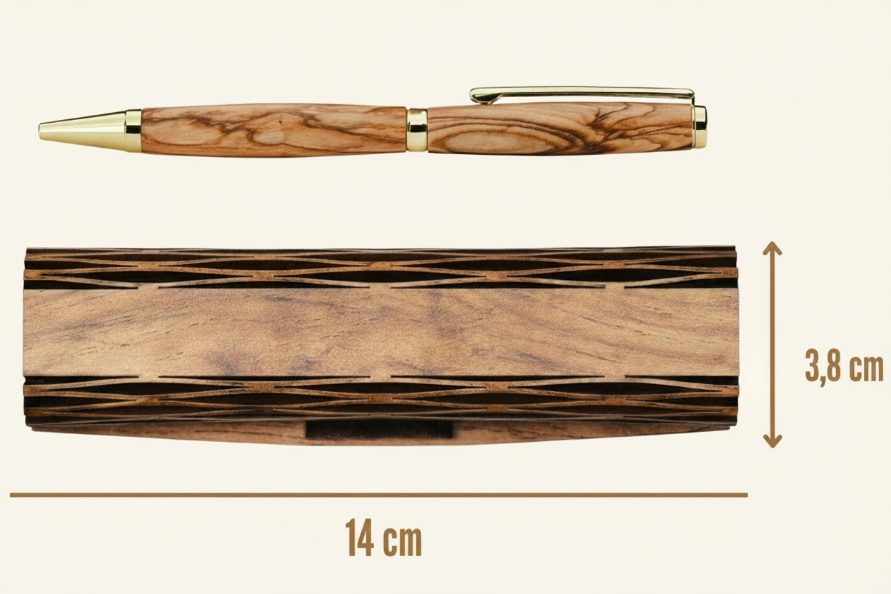 Stylo artisanal en bois d’olivier avec coffret sculpté – vue détaillée des dimensions, élégant et premium Maison Moka