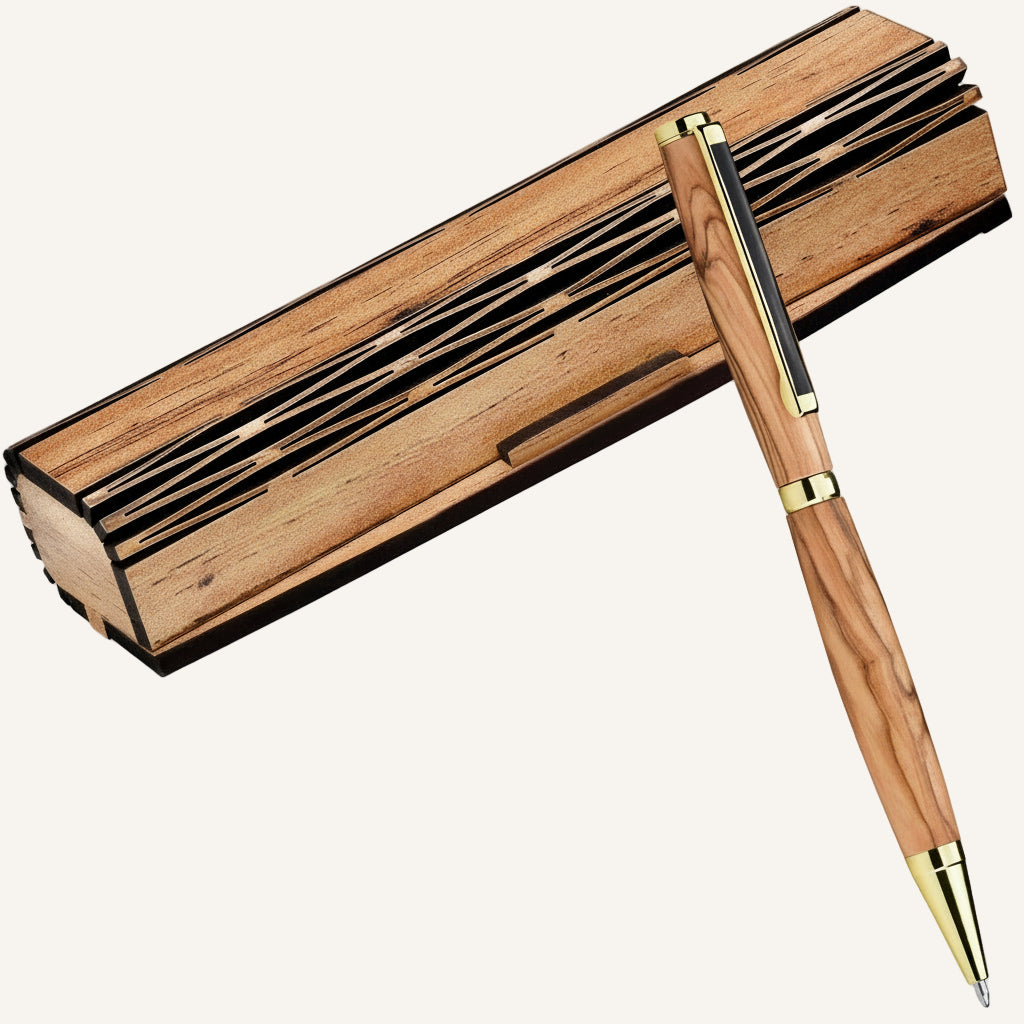 Stylo artisanal en bois d’olivier avec coffret sculpté – objet premium Maison Moka