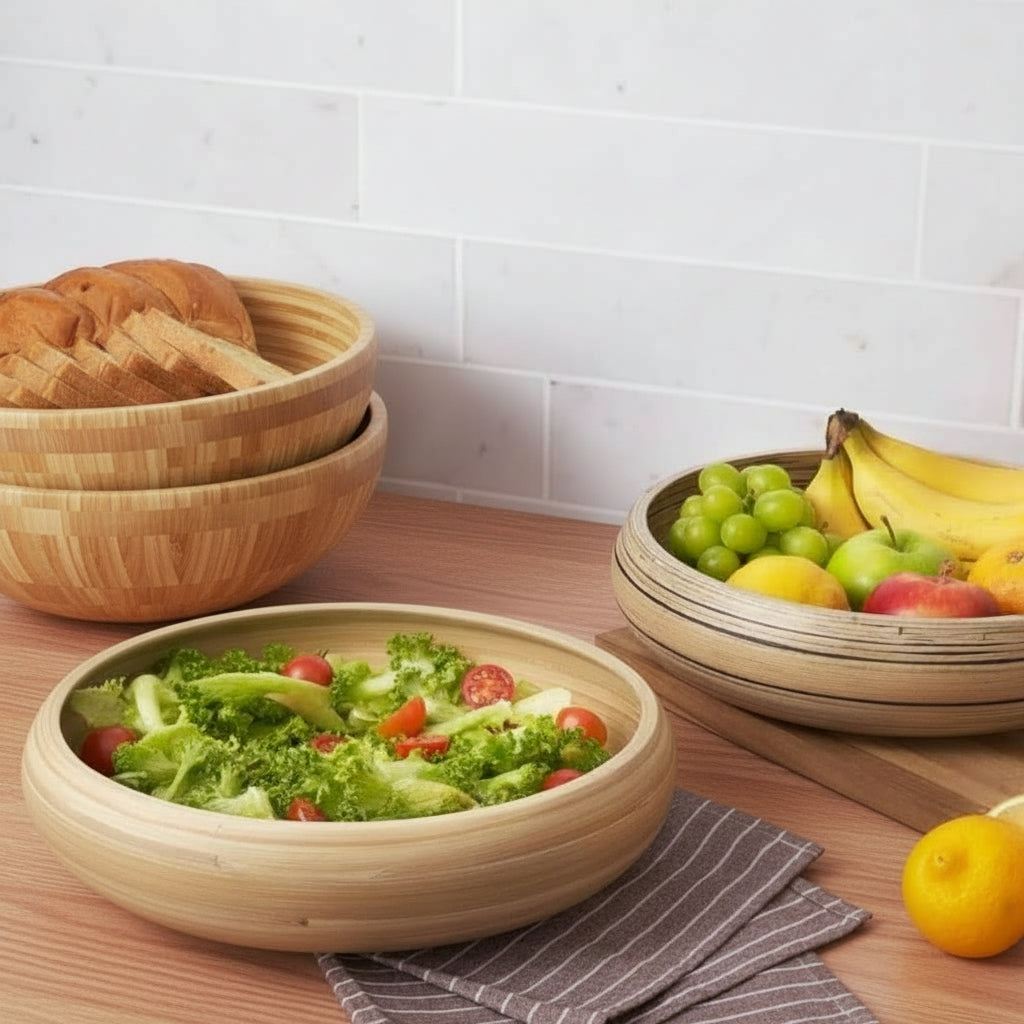 Bol décoratif en bambou posé sur une table, idéal pour fruits ou décoration.