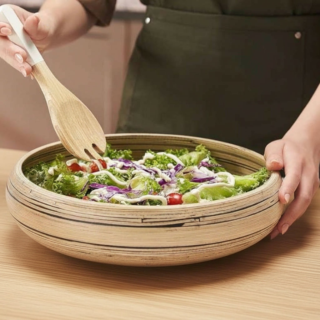 Bol en bambou utilisé comme saladier, présentation culinaire fraîche et naturelle.