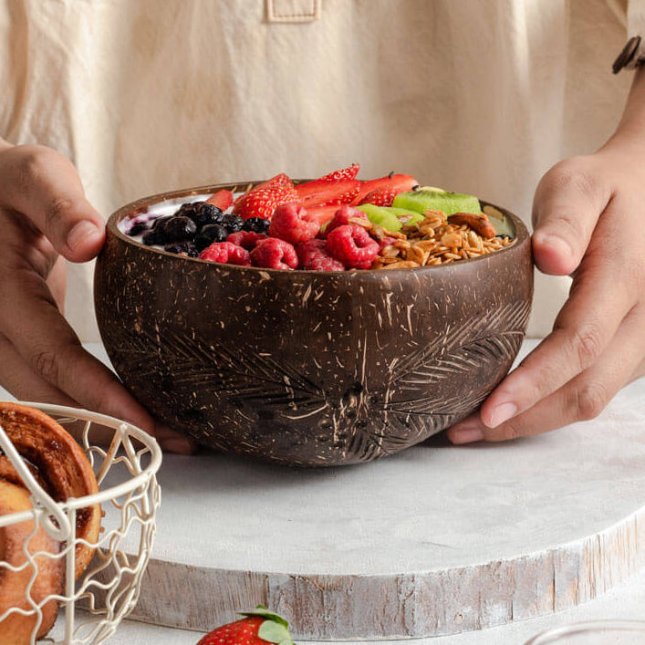 Bol en coco artisanal utilisé pour un petit-déjeuner sain