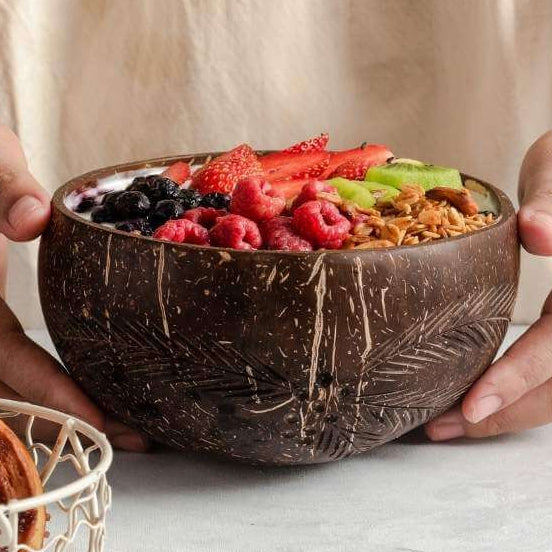 Bol en noix de coco rempli de fruits frais