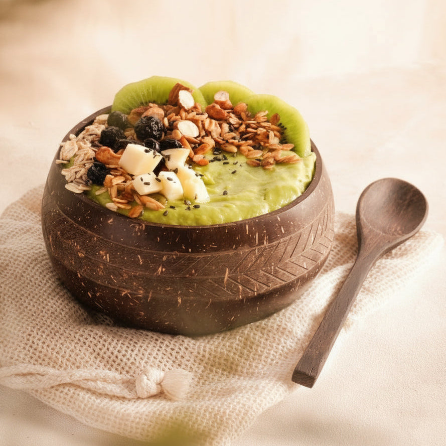 Smoothie bowl servi dans un bol en noix de coco naturel