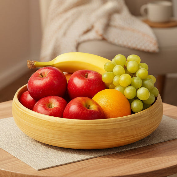 Corbeille en bambou remplie de fruits frais – décoration naturelle dans une ambiance chaleureuse
