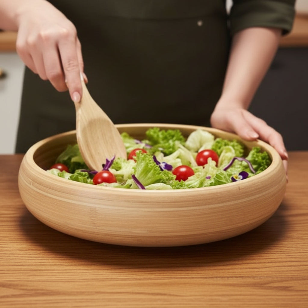 Corbeille en bambou utilisée pour préparer et servir une salade fraîche