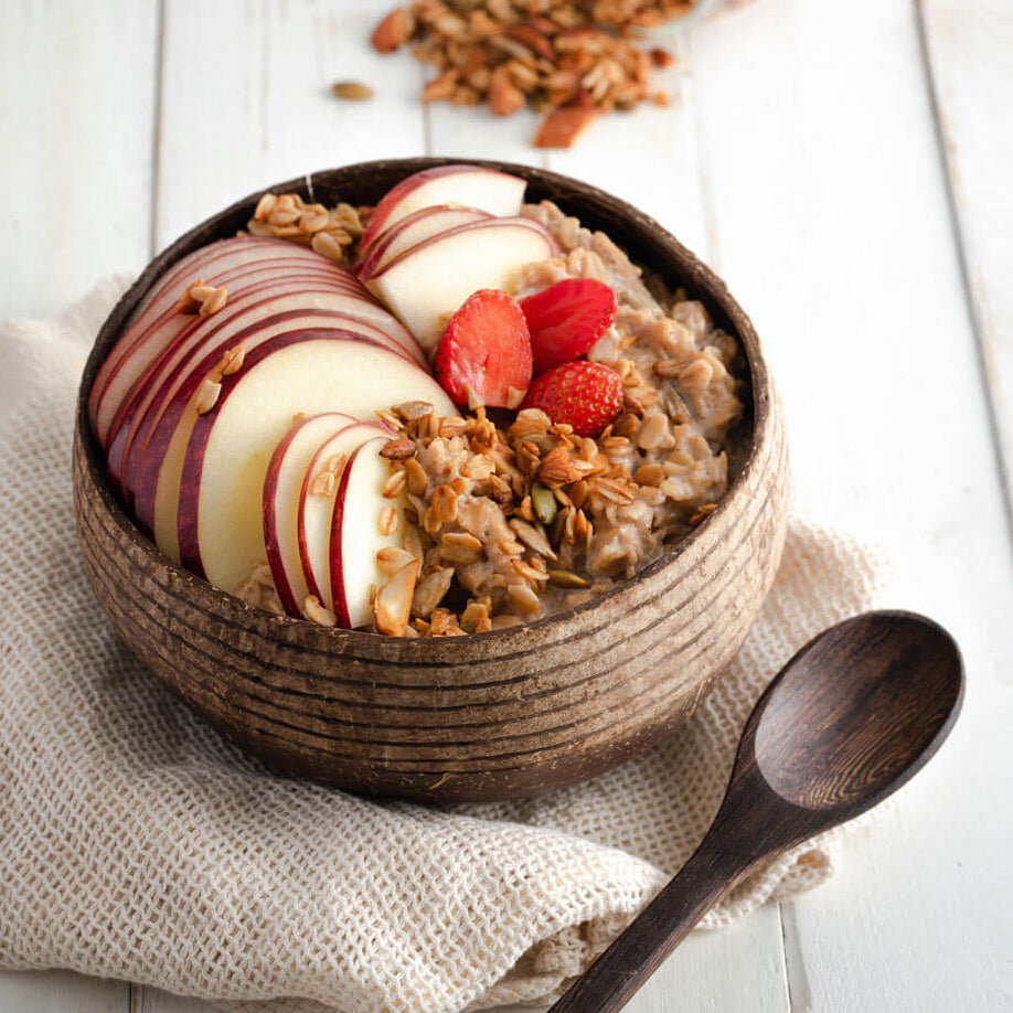 Présentation de bols en coco utilisés pour une salade de fruits